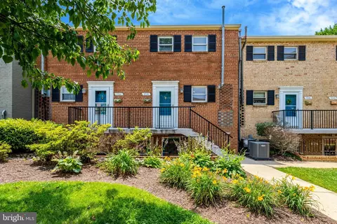5934 Mayflower Ct, Alexandria, VA 22312