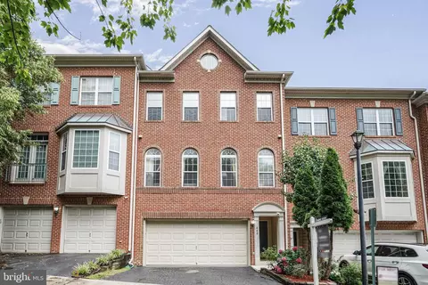 440 Clayton Ln, Alexandria, VA 22304