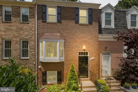 3812 Brighton Ct, Alexandria, VA 22305