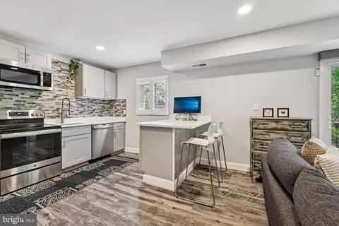 3300 S 28th St #403, Alexandria, VA 22302