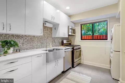 55 Skyhill Rd #102, Alexandria, VA 22314