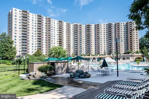 309 Yoakum Pkwy #711, Alexandria, VA 22304