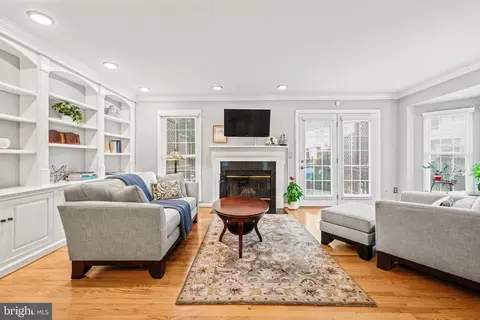 913 Rolfe Pl, Alexandria, VA 22314