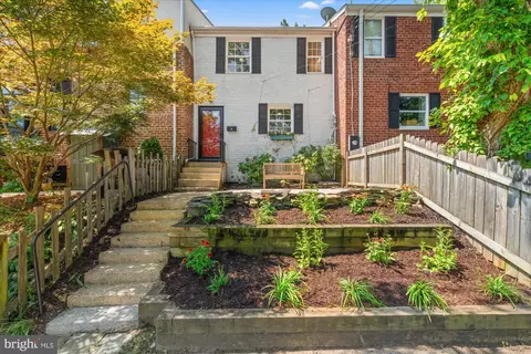 4 Ancell St, Alexandria, VA 22305