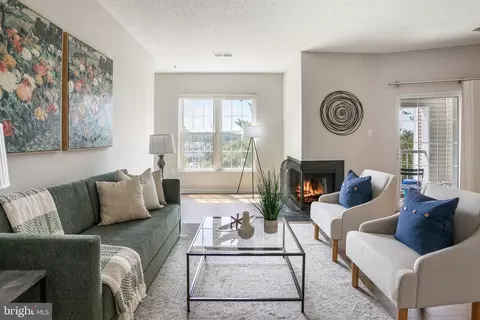 247 S Pickett St #301, Alexandria, VA 22304