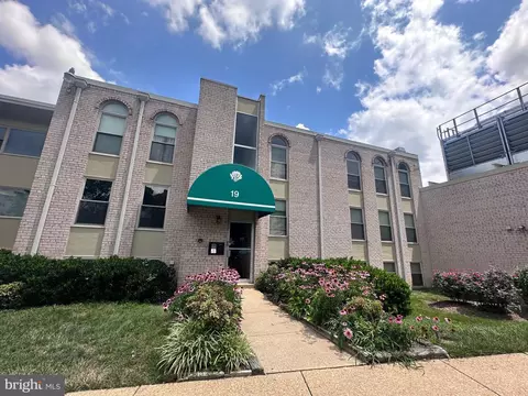 19 Canterbury Sq #201, Alexandria, VA 22304