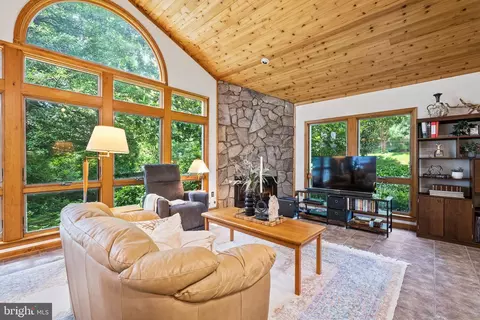 1302 Trinity Dr, Alexandria, VA 22314