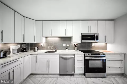 203 Yoakum Pkwy #804, Alexandria, VA 22304