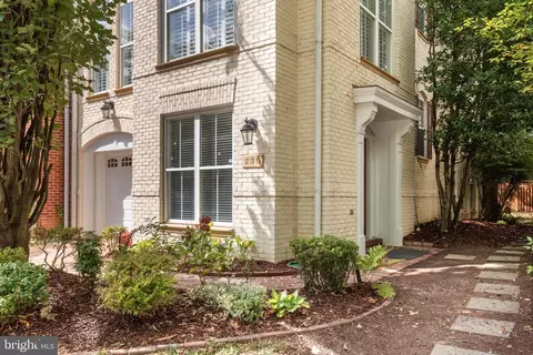 235 Murtha St, Alexandria, VA 22304