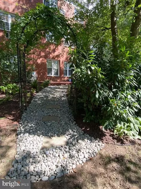 3325 Valley Dr, Alexandria, VA 22302