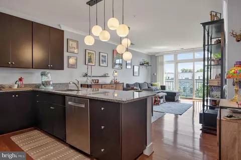 915 N Patrick St #406, Alexandria, VA 22314