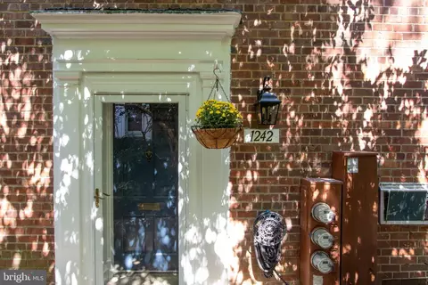 1242 Martha Custis Dr, Alexandria, VA 22302
