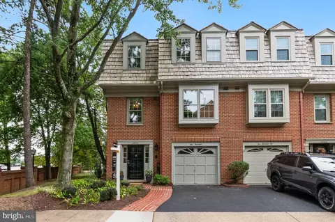 5000 Heritage Ln, Alexandria, VA 22311