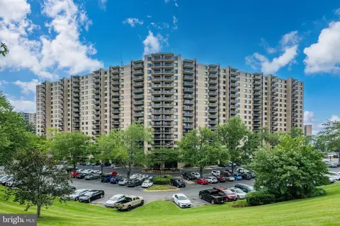 205 Yoakum Pkwy #607, Alexandria, VA 22304