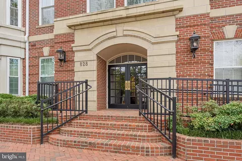 828 Slaters Ln #203, Alexandria, VA 22314