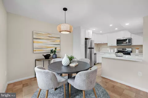 3 Canterbury Sq #402, Alexandria, VA 22304