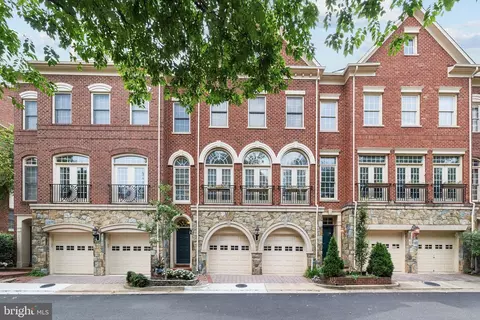5203 Brawner Pl, Alexandria, VA 22304