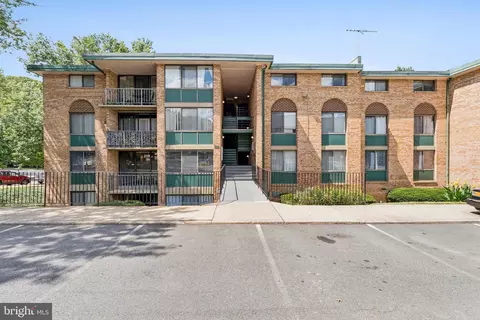 527 N Armistead St #101, Alexandria, VA 22312