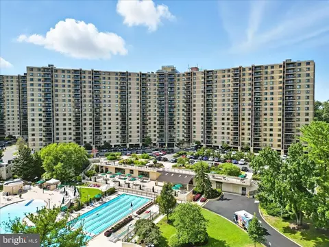 205 Yoakum Pkwy #601, Alexandria, VA 22304