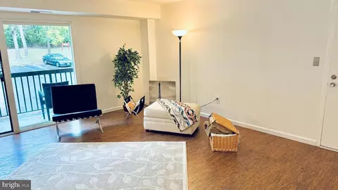 3222 S 28th St S #304, Alexandria, VA 22302