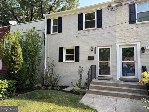 2933 Landover St, Alexandria, VA 22305