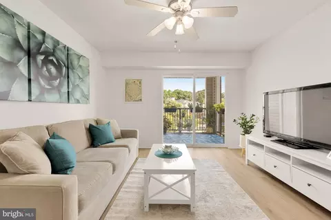 3309 Wyndham Cir #3180, Alexandria, VA 22302