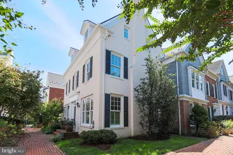 943 Powhatan St, Alexandria, VA 22314