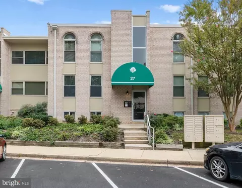 27 Canterbury Sq #201, Alexandria, VA 22304