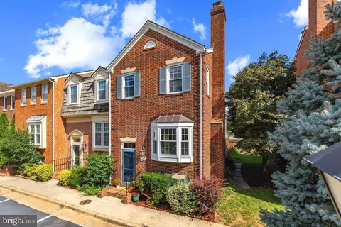 2722 Franklin Ct, Alexandria, VA 22302