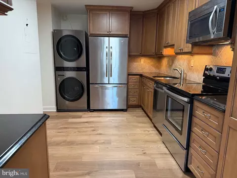 309 Yoakum Pkwy #1218, Alexandria, VA 22304