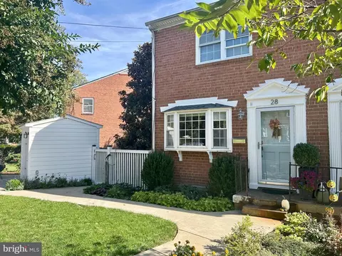 28 Garden Dr, Alexandria, VA 22304