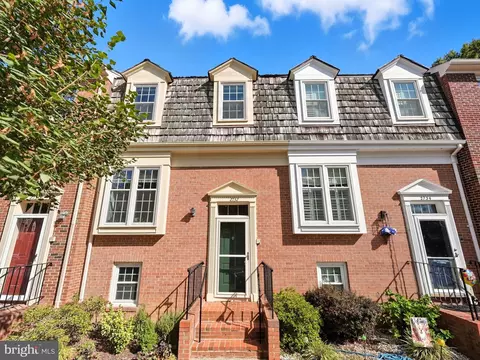 2732 Franklin Ct, Alexandria, VA 22302