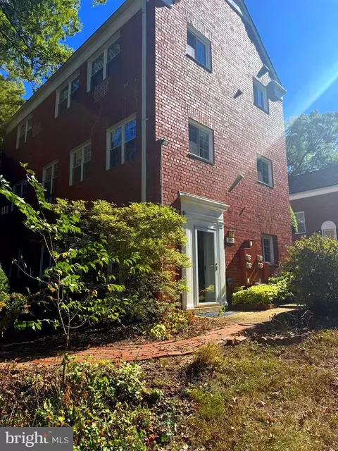 3460 Martha Custis Dr, Alexandria, VA 22302