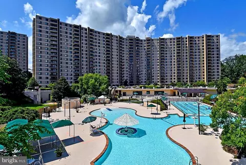 205 Yoakum Pkwy #823, Alexandria, VA 22304