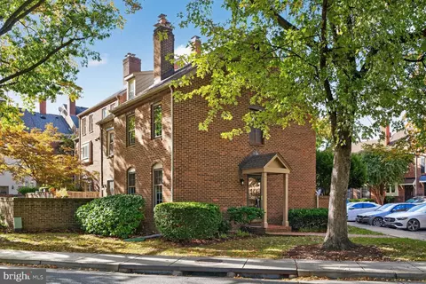 700 W Abingdon Ct, Alexandria, VA 22314