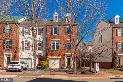 5016 Grimm Dr, Alexandria, VA 22304