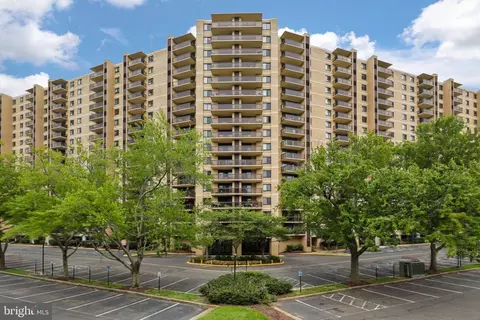 205 Yoakum Pkwy #1724, Alexandria, VA 22304