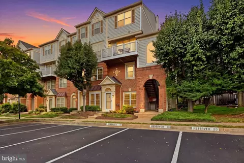 1717 Braddock Pl, Alexandria, VA 22302