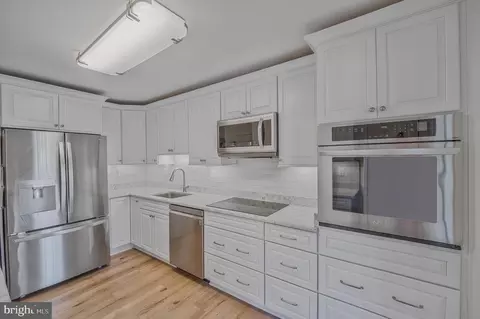 309 Yoakum Pkwy #807, Alexandria, VA 22304