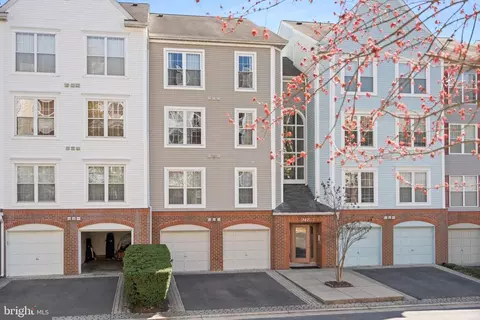247 S S Pickett St S #302, Alexandria, VA 22304