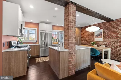 1028 Valley Dr, Alexandria, VA 22302