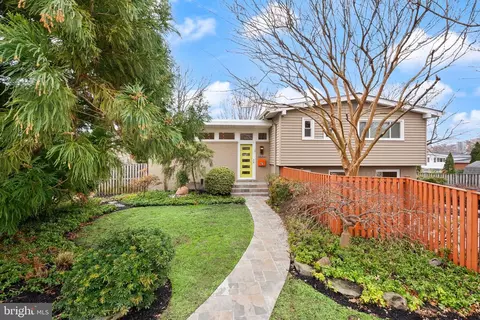 5004 Regency Pl, Alexandria, VA 22304