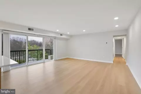 3200 S 28th St #403, Alexandria, VA 22302