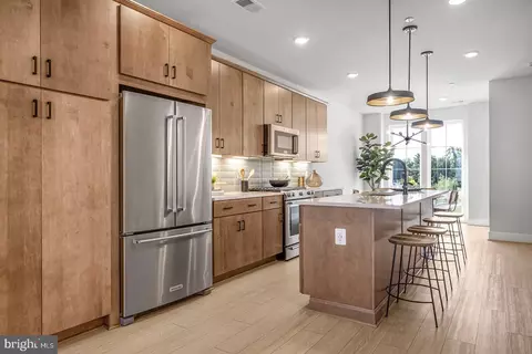 402 Swann Ave, Alexandria, VA 22301