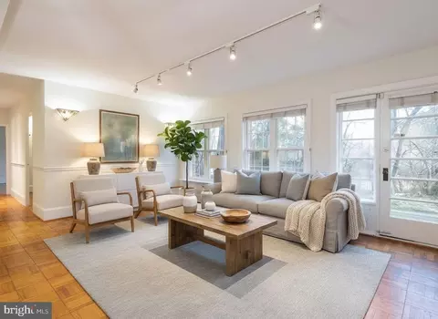 3225 Ravensworth Pl, Alexandria, VA 22302