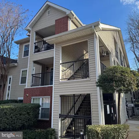 3302 Wyndham Cir #B, Alexandria, VA 22302