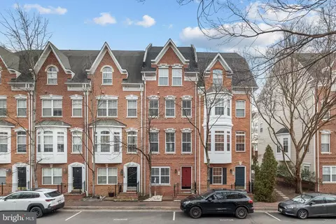 182 Martin Ln, Alexandria, VA 22304