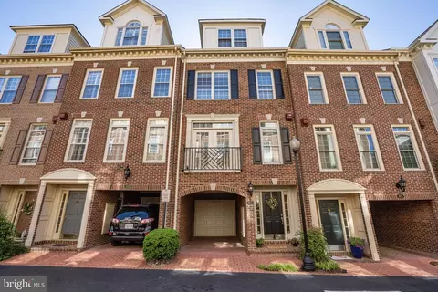 811 Water Pl, Alexandria, VA 22314
