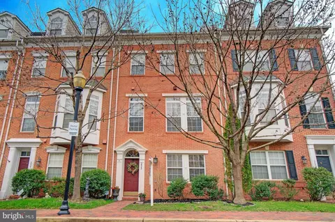 235 Medlock Ln, Alexandria, VA 22304
