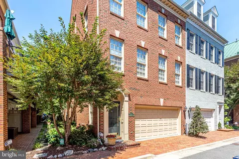 17 Alexander St, Alexandria, VA 22314